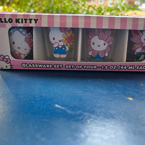 Hello Kitty Summer Shot Glass Set - Set of Four 1.5oz Glasses - Picture 6 of 10